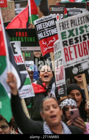 London, Großbritannien. Oktober 2023. Die Demonstranten rufen, während sie palästinensische Fahnen und Schilder tragen, während sie die Regent Street entlang laufen. Gruppen kamen zusammen, um in die Downing Street zu marschieren, um das palästinensische Volk vor den israelischen Repressalien nach dem jüngsten Angriff der Hamas auf israelische Zivilisten zu unterstützen. In einem Versuch, die aufgerufenen Spannungen zu zerstreuen, hat der Innenminister die Polizeibeamten daran erinnert, dass das Wehen palästinensischer Fahnen und das Verwenden von Gesängen und Slogans gegen das Gesetz über öffentliche Ordnung verstoßen könnte. (Foto von Martin Pope/SOPA Images/SIPA USA) Credit: SIPA USA/Alamy Live News Stockfoto