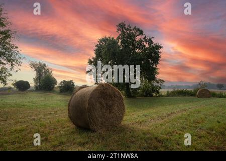 Ein Heuballen auf dem Land bei Sonnenuntergang Stockfoto