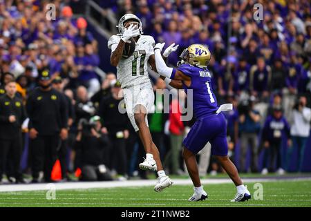 14. Oktober 2023: Troy Franklin (11), der Oregon Ducks Wide Receiver, bringt mir einen Pass, als Huskies Cornerback Jabbar Muhammad (1) während des NCAA-Fußballspiels zwischen den Oregon Ducks und Washington Huskies im Husky Stadium in Seattle, WA, verteidigt. Das Stück wurde überprüft und ein wichtiger Oregon Drive blieb bis spät im Spiel am Leben. Washington besiegte Oregon 36–33. Steve Faber/CSM (Bild: © Steve Faber/Cal Sport Media) Stockfoto