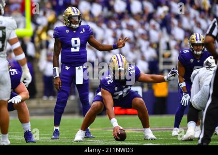 14. Oktober 2023: Washington Huskies Quarterback Michael Penix Jr. (9) leitet die Offensive während des NCAA-Fußballspiels zwischen den Oregon Ducks und Washington Huskies im Husky Stadium in Seattle, WA. Washington besiegte Oregon 36–33. Steve Faber/CSM (Bild: © Steve Faber/Cal Sport Media) Stockfoto