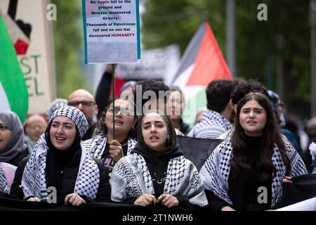 Melbourne, Australien, 15. Oktober 2023. Drei Frauen werden während der Pro-Palestine-Kundgebung am 15. Oktober 2023 in Melbourne, Australien, in der State Library der State Library gesehen. Quelle: Dave Hewison/Speed Media/Alamy Live News Stockfoto