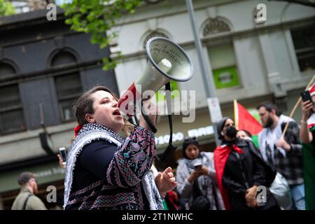 Melbourne, Australien, 15. Oktober 2023. Während der Pro-Palestine-Kundgebung am 15. Oktober 2023 in Melbourne, Australien, spricht ein Demonstrant mit der Demonstration auf einem Megaphon. Quelle: Dave Hewison/Speed Media/Alamy Live News Stockfoto