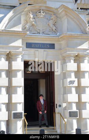 Eintritt zum Raffles Hotel im OWO, Whitehall, London, Großbritannien Stockfoto