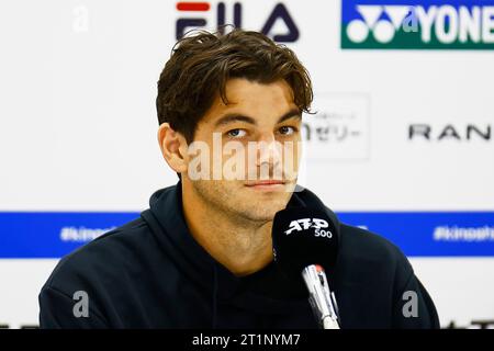 Tokio, Japan. Oktober 2023. Der amerikanische Tennisprofi Taylor Fritz nimmt an einer Pressekonferenz während der Kinoshita Group Japan Open Tennis Championships 2023 im Ariake Coliseum Teil. Dies ist das am längsten laufende ATP Tour-Turnier in Asien, das erstmals 1972 ausgetragen wurde. Das Turnier findet vom 16. Bis 22. Oktober statt. (Kreditbild: © Rodrigo Reyes Marin/ZUMA Press Wire) NUR REDAKTIONELLE VERWENDUNG! Nicht für kommerzielle ZWECKE! Quelle: ZUMA Press, Inc./Alamy Live News Stockfoto