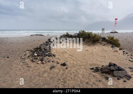 Blick auf playa de Famara an einem nebeligen Tag. Dieser Strand ist unter Surfern berühmt Stockfoto