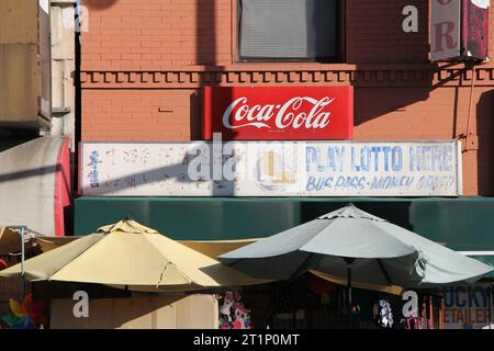 Los Angeles Chinatown Buntes Marktschild Coca-Cola Und Play Lotto Stockfoto