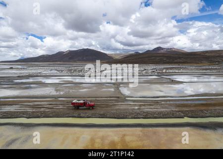 Ein Arbeitswagen, der Salz aus den Salinen von Arequipa, Peru, transportiert Stockfoto