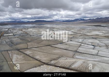 Blick aus der Vogelperspektive auf Salzebenen und ferne Berge in Arequipa, Peru Stockfoto