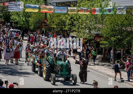 Villa General Belgrano, Argentinien. Oktober 2023. Während des Oktoberfestes fährt ein Traktor auf der Parade. Quelle: Diego Lima/DPA/Alamy Live News Stockfoto