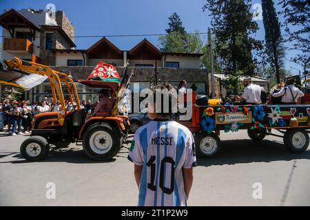 Villa General Belgrano, Argentinien. Oktober 2023. Ein Junge in einem Messi-Trikot sieht sich die Parade auf dem Oktoberfest an. Quelle: Diego Lima/DPA/Alamy Live News Stockfoto