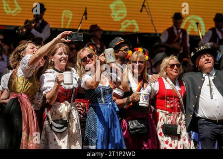 Villa General Belgrano, Argentinien. Oktober 2023. Frauen in Dirndls feiern auf der Hauptbühne während des Oktoberfestes. Quelle: Diego Lima/DPA/Alamy Live News Stockfoto