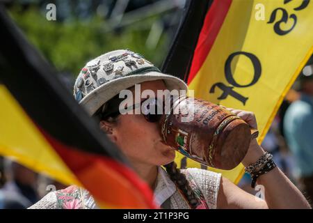 Villa General Belgrano, Argentinien. Oktober 2023. Lu Lauria trinkt während des Oktoberfestes aus einem Krug. Quelle: Diego Lima/DPA/Alamy Live News Stockfoto