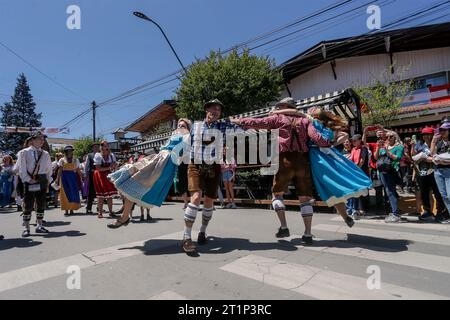 Villa General Belgrano, Argentinien. Oktober 2023. Männer in Lederhosen und Frauen in Dirndls tanzen während der Parade auf dem Oktoberfest. Quelle: Diego Lima/DPA/Alamy Live News Stockfoto