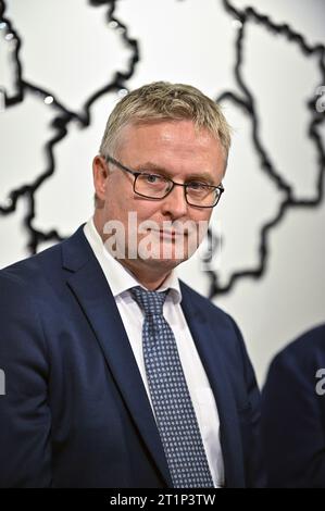 Nicht exklusiv: LEMBERG, UKRAINE - 10. OKTOBER 2023 - der dänische Minister für Ernährung, Landwirtschaft und Fischerei Jakob Jensen wird während der Unterzeichnung eines abgebildet Stockfoto