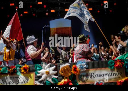 Villa General Belgrano, Argentinien. Oktober 2023. Oscar Santarelli (M), Bürgermeister der Stadt Villa General Belgrano, nimmt an der offiziellen Parade während des 60. Oktoberfestes in Argentinien Teil. Quelle: Diego Lima/DPA/Alamy Live News Stockfoto