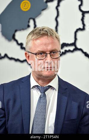 Nicht exklusiv: LEMBERG, UKRAINE - 10. OKTOBER 2023 - der dänische Minister für Ernährung, Landwirtschaft und Fischerei Jakob Jensen wird während der Unterzeichnung eines abgebildet Stockfoto