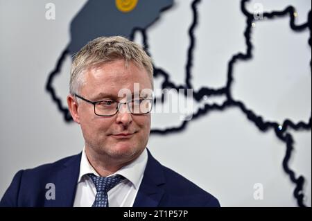 Nicht exklusiv: LEMBERG, UKRAINE - 10. OKTOBER 2023 - der dänische Minister für Ernährung, Landwirtschaft und Fischerei Jakob Jensen wird während der Unterzeichnung eines abgebildet Stockfoto