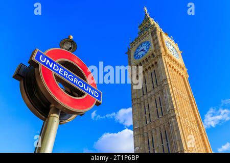 London, England, Großbritannien - 14. März 2023: Der Big Ben Uhrenturm und das London Underground-Schild. Stockfoto