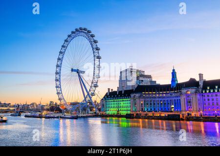 London, England, Vereinigtes Königreich - 15. März 2023: Das London Eye oder das Millennium Wheel at Sunrise. Stockfoto