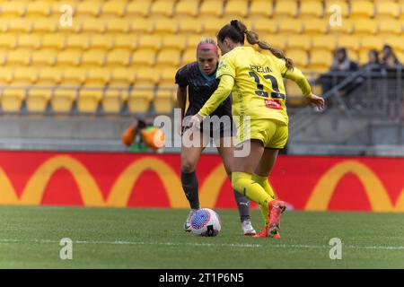 Wellington, Neuseeland. Oktober 2023. Hope Breslin (11, Wellington Phoenix) nähert sich Julia Grosso (7, Melbourne City). Wellington Phoenix gegen Melbourne City. Damen A-League. Wellington. Neuseeland. (Joe Serci/SPP) Credit: SPP Sport Press Photo. /Alamy Live News Stockfoto