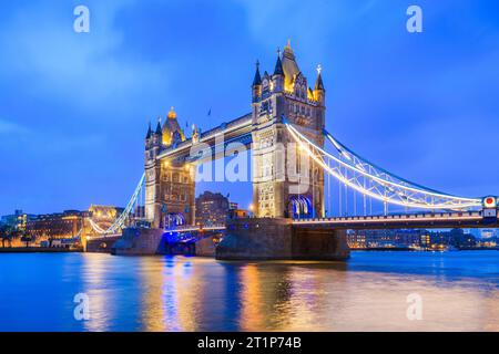 London, England, Großbritannien. Tower Bridge und Themse bei Sonnenaufgang. Stockfoto