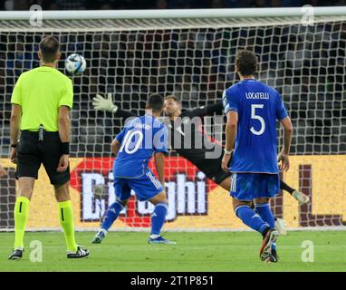 Bari, Apulien, Italien. Oktober 2023. Bari 14.10.2023, während des Fußballspiels, das für die UEFA-Qualifikation Europa gültig ist, zwischen den Nationalmannschaften Italiens und Maltas im San Nicola Stadion in Bari. Im Bild: Henry Bonello (Foto: © Fabio Sasso/ZUMA Press Wire) NUR REDAKTIONELLE VERWENDUNG! Nicht für kommerzielle ZWECKE! Stockfoto