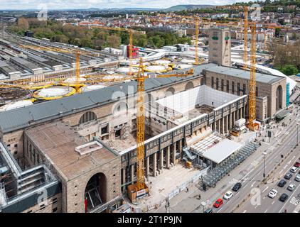 Baustelle Stuttgart 21. Der denkmalgeschützte Bonatzbau wird derzeit für 250 Millionen Euro kernsaniert. Daneben entsteht der neue unterirdische Durchgangsbahnhof. // 23.04.2023: Stuttgart, Baden-Württemberg, Deutschland, Europa *** Baustelle Stuttgart 21 das denkmalgeschützte Bonatz-Gebäude wird derzeit mit 250 Millionen Euro komplett saniert. Daneben entsteht der neue unterirdische Durchgangsbahnhof 23 04 2023 Stuttgart, Baden Württemberg, Deutschland, Europa Credit: Imago/Alamy Live News Stockfoto