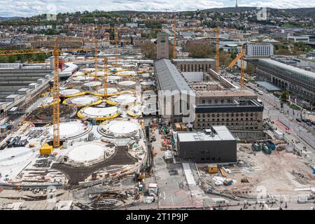 Baustelle Stuttgart 21. Der denkmalgeschützte Bonatzbau wird derzeit für 250 Millionen Euro kernsaniert. Daneben entsteht der neue unterirdische Durchgangsbahnhof. // 23.04.2023: Stuttgart, Baden-Württemberg, Deutschland, Europa *** Baustelle Stuttgart 21 das denkmalgeschützte Bonatz-Gebäude wird derzeit mit 250 Millionen Euro komplett saniert. Daneben entsteht der neue unterirdische Durchgangsbahnhof 23 04 2023 Stuttgart, Baden Württemberg, Deutschland, Europa Stockfoto