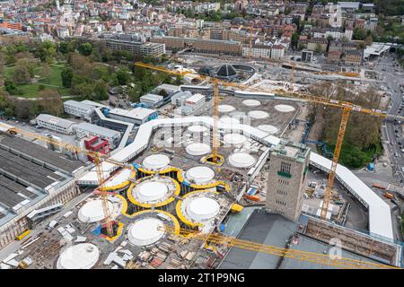 Baustelle Stuttgart 21. Der denkmalgeschützte Bonatzbau wird derzeit für 250 Millionen Euro kernsaniert. Daneben entsteht der neue unterirdische Durchgangsbahnhof. // 23.04.2023: Stuttgart, Baden-Württemberg, Deutschland, Europa *** Baustelle Stuttgart 21 das denkmalgeschützte Bonatz-Gebäude wird derzeit mit 250 Millionen Euro komplett saniert. Daneben entsteht der neue unterirdische Durchgangsbahnhof 23 04 2023 Stuttgart, Baden Württemberg, Deutschland, Europa Stockfoto