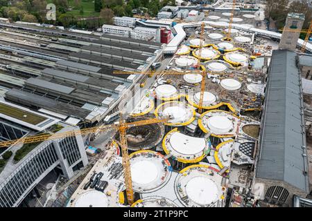 Baustelle Stuttgart 21. Der denkmalgeschützte Bonatzbau wird derzeit für 250 Millionen Euro kernsaniert. Daneben entsteht der neue unterirdische Durchgangsbahnhof. // 23.04.2023: Stuttgart, Baden-Württemberg, Deutschland, Europa *** Baustelle Stuttgart 21 das denkmalgeschützte Bonatz-Gebäude wird derzeit mit 250 Millionen Euro komplett saniert. Daneben entsteht der neue unterirdische Durchgangsbahnhof 23 04 2023 Stuttgart, Baden Württemberg, Deutschland, Europa Stockfoto