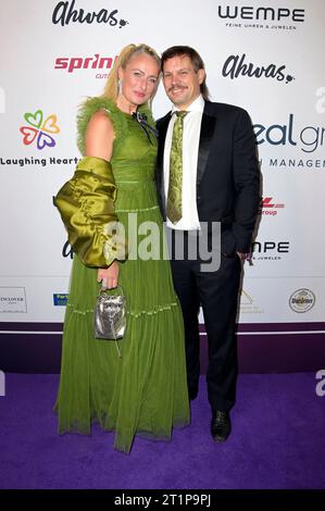 Eva Mona Rodekirchen mit Ehemann Björn Geske bei der 12. Laughing Hearts Charity Gala 2023 Hotel Grand Hyatt. Berlin, 14.10.2023 *** Eva Mona Rodekirchen mit Ehemann Björn Geske auf der 12 Laughing Hearts Charity Gala 2023 Hotel Grand Hyatt Berlin, 14 10 2023 Foto:XF.xKernx/xFuturexImagex Hearts 3013 Stockfoto