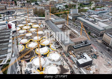 Baustelle Stuttgart 21. Der denkmalgeschützte Bonatzbau wird derzeit für 250 Millionen Euro kernsaniert. Daneben entsteht der neue unterirdische Durchgangsbahnhof. // 23.04.2023: Stuttgart, Baden-Württemberg, Deutschland, Europa *** Baustelle Stuttgart 21 das denkmalgeschützte Bonatz-Gebäude wird derzeit mit 250 Millionen Euro komplett saniert. Daneben entsteht der neue unterirdische Durchgangsbahnhof 23 04 2023 Stuttgart, Baden Württemberg, Deutschland, Europa Stockfoto