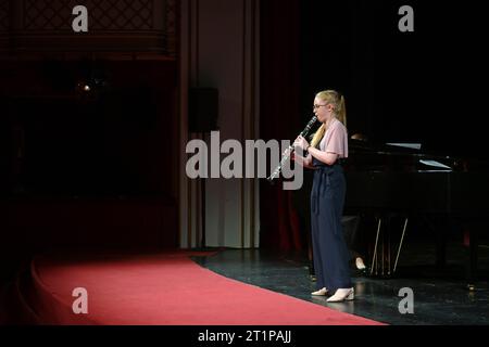 18. Verleihung des Kiwanis Kunstpreises an talentierte Jugendliche Musikerinnen, im Stadttheater Gmunden, am 13.10.2023. Das Bild zeigt den jungen Klarinettistin Miriam Reisenberger 2023-18. Verleihung des Kiwanis Kunstpreises an talentierte Jugendliche Musikerinnen, im Stadttheater Gmunden, am 13.10.2023. *** 18 Verleihung des Kiwanis Art Award an talentierte junge Musiker am 13 10 2023 das Bild zeigt den jungen Klarinettisten Miriam Reisenberger 18 Verleihung des Kiwanis Art Award an talentierte junge Musiker am 13. Oktober 2023 Stockfoto