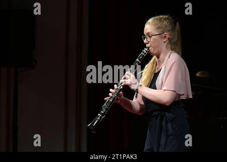 18. Verleihung des Kiwanis Kunstpreises an talentierte Jugendliche Musikerinnen, im Stadttheater Gmunden, am 13.10.2023. Das Bild zeigt den jungen Klarinettistin Miriam Reisenberger 2023-18. Verleihung des Kiwanis Kunstpreises an talentierte Jugendliche Musikerinnen, im Stadttheater Gmunden, am 13.10.2023. *** 18 Verleihung des Kiwanis Art Award an talentierte junge Musiker am 13 10 2023 das Bild zeigt den jungen Klarinettisten Miriam Reisenberger 18 Verleihung des Kiwanis Art Award an talentierte junge Musiker am 13. Oktober 2023 Stockfoto