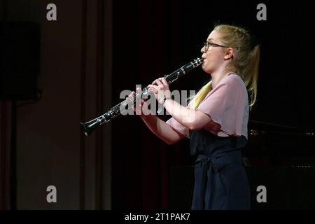 18. Verleihung des Kiwanis Kunstpreises an talentierte Jugendliche Musikerinnen, im Stadttheater Gmunden, am 13.10.2023. Das Bild zeigt den jungen Klarinettistin Miriam Reisenberger 2023-18. Verleihung des Kiwanis Kunstpreises an talentierte Jugendliche Musikerinnen, im Stadttheater Gmunden, am 13.10.2023. *** 18 Verleihung des Kiwanis Art Award an talentierte junge Musiker am 13 10 2023 das Bild zeigt den jungen Klarinettisten Miriam Reisenberger 18 Verleihung des Kiwanis Art Award an talentierte junge Musiker am 13. Oktober 2023 Stockfoto