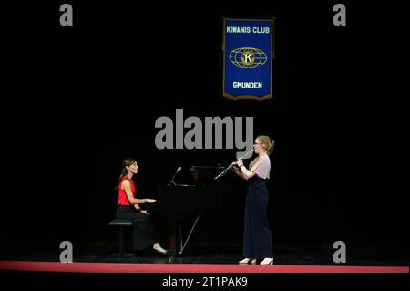 18. Verleihung des Kiwanis Kunstpreises an talentierte Jugendliche Musikerinnen, im Stadttheater Gmunden, am 13.10.2023. Das Bild zeigt den jungen Klarinettistin Miriam Reisenberger und Eva Weisseneder am Flügel 2023-18. Verleihung des Kiwanis Kunstpreises an talentierte Jugendliche Musikerinnen, im Stadttheater Gmunden, am 13.10.2023. *** 18 Verleihung des Kiwanis Art Awards an talentierte junge Musiker am 13. 10 2023 das Bild zeigt die junge Klarinettistin Miriam Reisenberger und Eva Weisseneder am Flügel 2023 18 Verleihung der Kiwanis Art Stockfoto