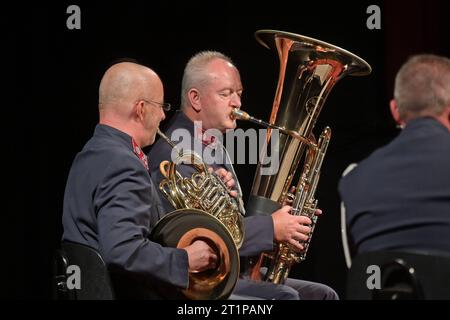 18. Verleihung des Kiwanis Kunstpreises an talentierte Jugendliche Musikerinnen, im Stadttheater Gmunden, am 13.10.2023. Das Bild zeigt Musiker des Brass Quintetts der Polizeimusik Oberösterreich während des Spiels. Tubaspieler Rudolf Fuchshumer, Hornist Walter, Klas Deixler 2023 - 18. Verleihung des Kiwanis Kunstpreises an talentierte Jugendliche Musikerinnen, im Stadttheater Gmunden, am 13.10.2023. *** 18 Verleihung des Kiwanis Art Award an talentierte junge Musiker, am 13. 10. 2023 im Stadttheater Gmunden zeigt das Bild Musiker des Blechbläserquintetts der Polizeimusik Oberaust Stockfoto