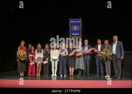 18. Verleihung des Kiwanis Kunstpreises an talentierte Jugendliche Musikerinnen, im Stadttheater Gmunden, am 13.10.2023. Das Bild zeigt v.l.n.r.: Pianistin Eva Weisseneder, Posaunist des Brass Quintetts der oberösterreichischen Polizeimusik, Christoph Hofko, Violoncellistin Rosalie Lemke, Pianistin Natalia Kammerer, Geigerin Valerie Lemke, Trompeterin Julia Hüll, Klarinettistin Miriam Reisenberger mit einer Altenberg-Keramik als Siegespreis, Hornist des Brass Quintetts der Polizeimusik Oberösterreich, Walter Klaus Deixler, Jurorin, Trompeter der Polizeimusik Oberösterreich, Othmar Engleder, 4 Stockfoto