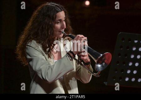 18. Verleihung des Kiwanis Kunstpreises an talentierte Jugendliche Musikerinnen, im Stadttheater Gmunden, am 13.10.2023. Das Bild zeigt die Trompeterin Julia Hüll während ihres Spiels 2023 - 18. Verleihung des Kiwanis Kunstpreises an talentierte Jugendliche Musikerinnen, im Stadttheater Gmunden, am 13.10.2023. *** 18 Verleihung des Kiwanis Art Award an talentierte junge Musiker am 13 10 2023 das Bild zeigt die Trompeterin Julia Hüll während ihrer Performance 2023 18 Verleihung des Kiwanis Art Award an talentierte junge Musiker am Stadttheater Gmunden, o Stockfoto