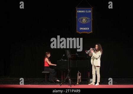 18. Verleihung des Kiwanis Kunstpreises an talentierte Jugendliche Musikerinnen, im Stadttheater Gmunden, am 13.10.2023. Das Bild zeigt die Trompeterin Julia Hüll während ihres Spiels mit der Pianistin Eva Weisseneder 2023-18. Verleihung des Kiwanis Kunstpreises an talentierte Jugendliche Musikerinnen, im Stadttheater Gmunden, am 13.10.2023. *** 18 Verleihung des Kiwanis Art Award an talentierte junge Musiker am 13. 10 2023 das Bild zeigt die Trompeterin Julia Hüll während ihres Auftritts mit der Pianistin Eva Weisseneder 2023 18 Verleihung des Kiwanis AR Stockfoto