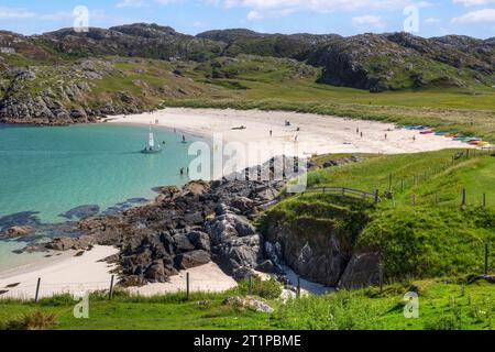 Achmelvich Beach ist ein schöner weißer Sandstrand in der Achmelvich Bay in Sutherland, Schottland. Stockfoto