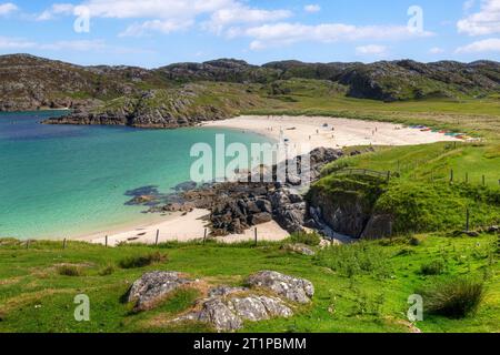 Achmelvich Beach ist ein schöner weißer Sandstrand in der Achmelvich Bay in Sutherland, Schottland. Stockfoto