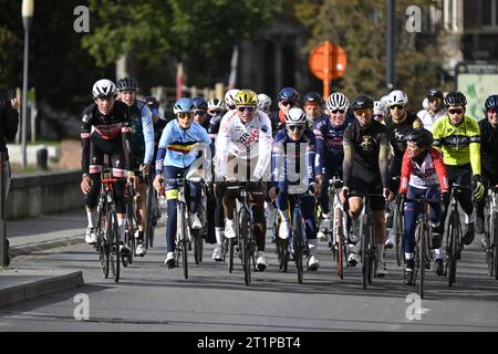 Der pensionierte Radfahrer Greg Van Avermaet fährt mit Fans bei einem Abschiedsevent „Goodbye Greg“ für den Radfahrer Van Avermaet in Dendermonde. Van Avermaet verabschiedet sich vom Radsportfeld. Nach siebzehn Profisaisons mit 42 Siegen, darunter Paris-Roubaix und das Olympische Straßenrennen 2016 in Rio, hängt er offiziell sein Fahrrad auf. Um sich angemessen zu verabschieden, organisiert er in seiner Heimatstadt Dendermonde ein Fahrrad- und Fußballfestival. Am Vormittag gibt es eine Fanfahrt und am Nachmittag gibt es eine Fanzone und ein kostenloses Festival. BELGA FOTO TOM GOYVAERTS Stockfoto