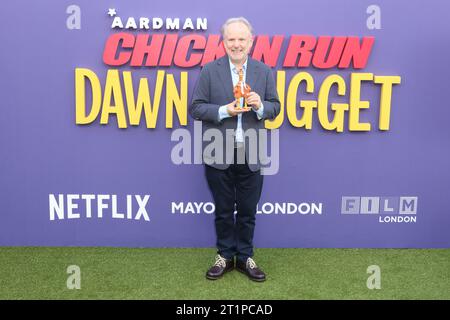 Nick Park and Chicken Character Ginger, Chicken Run: Dawn of the Nugget, BFI London Film Festival 2023, Southbank Centre, Royal Festival Hall, London, Stockfoto