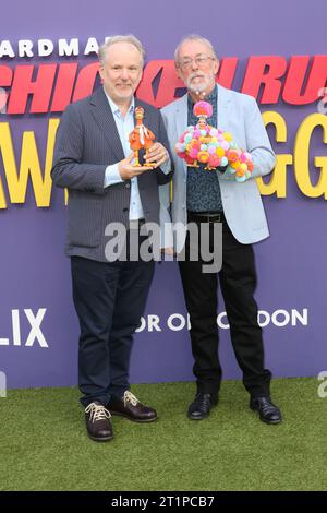 Nick Park mit Chicken Character Ginger und Peter Lord mit Chicken Character Babs, Chicken Run: Dawn of the Nugget, BFI London Film Festival 2023, so Stockfoto