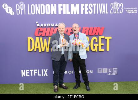 Nick Park mit Chicken Character Ginger und Peter Lord mit Chicken Character Babs, Chicken Run: Dawn of the Nugget, BFI London Film Festival 2023, so Stockfoto