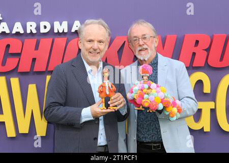 Nick Park mit Chicken Character Ginger und Peter Lord mit Chicken Character Babs, Chicken Run: Dawn of the Nugget, BFI London Film Festival 2023, so Stockfoto