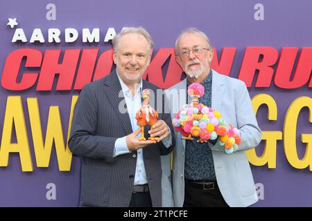 Nick Park mit Chicken Character Ginger und Peter Lord mit Chicken Character Babs, Chicken Run: Dawn of the Nugget, BFI London Film Festival 2023, so Stockfoto