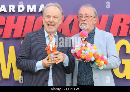 Nick Park mit Chicken Character Ginger und Peter Lord mit Chicken Character Babs, Chicken Run: Dawn of the Nugget, BFI London Film Festival 2023, so Stockfoto