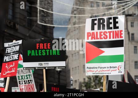Protest für Palästina nach Eskalation der Militäraktion im Gazastreifen-Konflikt zwischen Israel und Hamas. Freie palästinensische Plakate Stockfoto